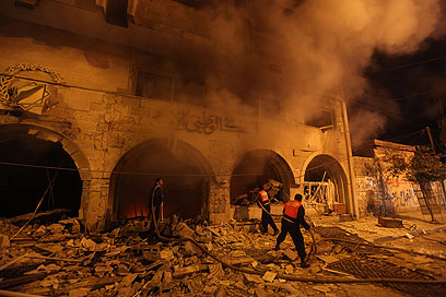 הפצצת הבנק המרכזי בעזה (צילום: AFP) (צילום: AFP)