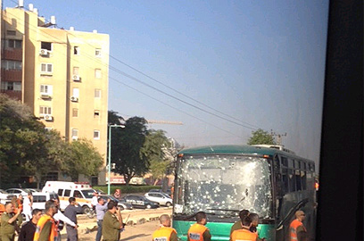 אוטובוס שנפגע בבאר שבע (צילום: וטלי קינקלין) (צילום: וטלי קינקלין)