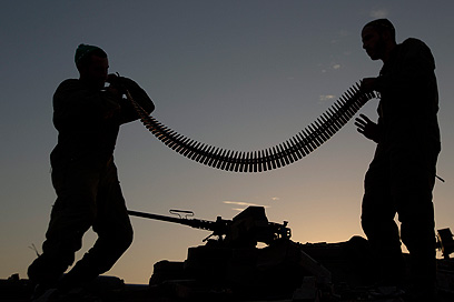 חיילי מילואים במבצע "עמוד ענן". טלפון באמתע הלילה (צילום: AP) (צילום: AP)