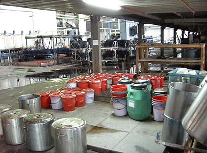 כימיקלים במפעל לייצור בגדים (צילום: גרינפיס) (צילום: גרינפיס)