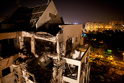 הבניין המפויח בראשון לציון, אחרי הפגיעה (צילום: AP) (צילום: AP)