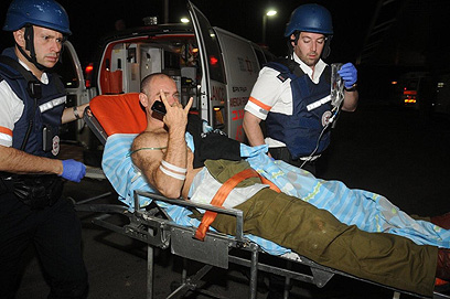 חייל שנפצע מגיע לבית החולים סורוקה (צילום: הרצל יוסף) (צילום: הרצל יוסף)