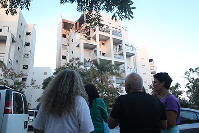 דיירי הבניין שנפגע בראשון לציון מסתכלים על ההרס (צילום: מוטי קמחי) (צילום: מוטי קמחי)