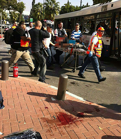 פינוי פצועים בתל אביב (צילום: יואל פלדמן ) (צילום: יואל פלדמן )