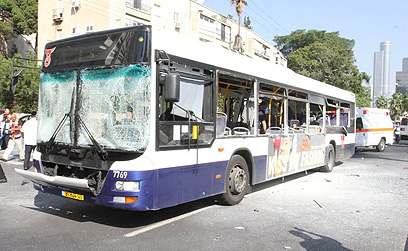 האוטובוס שבו התרחש הפיצוץ (צילום: עופר עמרם) (צילום: עופר עמרם)