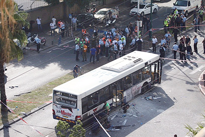 הפיגוע באוטובוס בתל אביב (צילום: מוטי קמחי) (צילום: מוטי קמחי)
