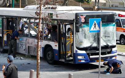 הפיגוע באוטובוס בתל אביב לאחר מבצע "עמוד ענן" (צילום: רויטרס) (צילום: רויטרס)