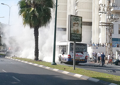 האוטובוס בוער, שניות אחרי הפיצוץ (צילום: קלואדיה רוטקגל, באדיבות mynet ו"ידיעות תל אביב") (צילום: קלואדיה רוטקגל, באדיבות mynet ו