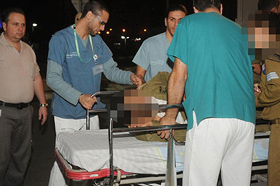 פינוי אחד החיילים שנפצעו לבית חולים סורוקה (צילום: הרצל יוסף) (צילום: הרצל יוסף)