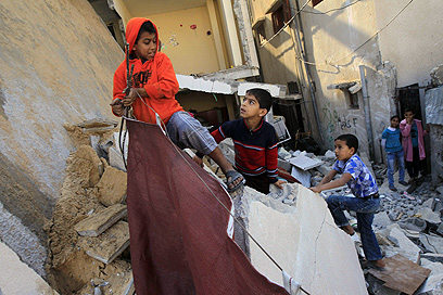 ילדים מסתובבים בין ההריסות. עזה (צילום: AFP) (צילום: AFP)