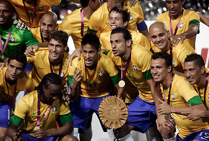 שחקני ברזיל מסבירים לכולם מי מספר 1 בדרום אמריקה (צילום: רויטרס) (צילום: רויטרס)