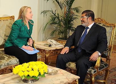 Clinton and Morsi discuss Israel-Hamas truce (Photo: AP)