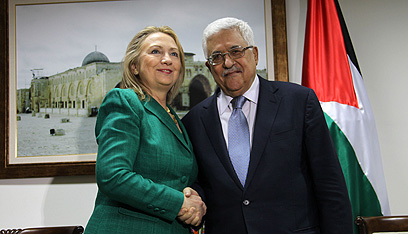 Reward moderates. Clinton with Abbas (Photo: AFP) 