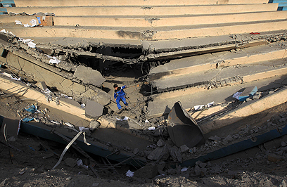 אצטדיון הכדורגל ההרוס בזעה. בלאטר ישקם אותו (צילום: AFP) (צילום: AFP)