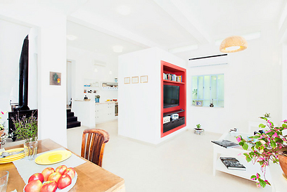 פלטת הצבעים של הבית מוצגת באזור המחיצה המפרידה בין הסלון למטבח (צילום: שרון קנה) (צילום: שרון קנה)