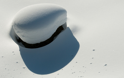 (אבן מכוסה שכבת של שלג טרי ופודרתי (צילום: זיו שנהב, גליץ) (צילום: זיו שנהב, גליץ)