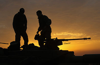 חיילים על טנק באזור גבול הרצועה, ארכיון (צילום: EPA) (צילום: EPA)