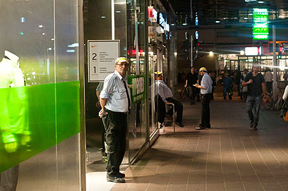 בעקבות הפיגוע: תגבור האבטחה ליד תחנות האוטובוסים (צילום: בני דויטש) (צילום: בני דויטש)