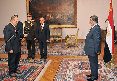 מורסי ממנה תובע כללי חדש, טלעת איברהים עבדאללה (צילום: AFP PHOTO / HO / EGYPTIAN PRESIDENCY) (צילום: AFP PHOTO / HO / EGYPTIAN PRESIDENCY)