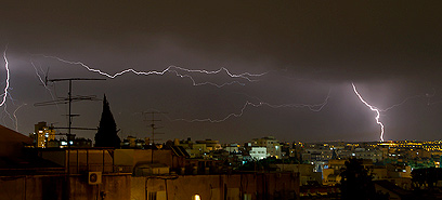ברקים בפתח תקווה (צילום: משה פרגר) (צילום: משה פרגר)