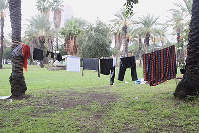 מייבשים את הבגדים: "המזרנים והכביסה כל הזמן נרטבים" (צילום: מוטי קמחי) (צילום: מוטי קמחי)