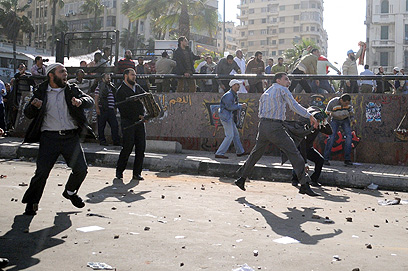 מתפרעים בכיכר תחריר בצהריים (צילום: AFP) (צילום: AFP)