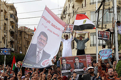 מפגינים למען מורסי בכיכר תחריר (צילום: AFP) (צילום: AFP)