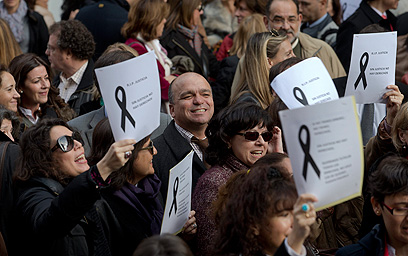 מפגינים מול משרד המשפטים במדריד (צילום: AP) (צילום: AP)