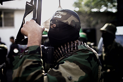 חמאס חוגג ניצחון. הלוויית מחבל חמאס שנערכה בשבת  (צילום: AFP) (צילום: AFP)
