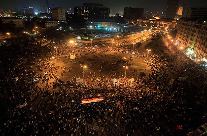 מפגינים בכיכר נגד מורסי (צילום: רויטרס) (צילום: רויטרס)