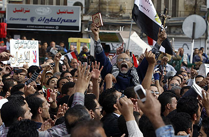 מפגינים נגד מורסי בכיכר תחריר (צילום: רויטרס) (צילום: רויטרס)