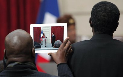 נשיא צרפת פרסואה הולנד מתועד באייפד. ככה מותר (צילום: רויטרס) (צילום: רויטרס)