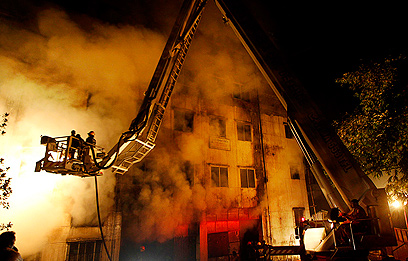 השריפה בבניין. עובדים שהצליחו להגיע לגג ניצלו (צילום: AP) (צילום: AP)