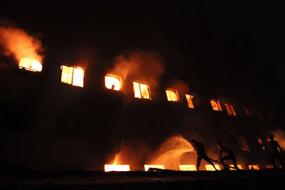 השריפה במפעל. מניין הנספים צפוי לעלות (צילום: AFP) (צילום: AFP)