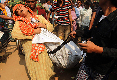 אישה שמצאה את גופת יקירה (צילום: AFP) (צילום: AFP)