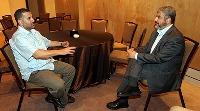 המנהיג המדיני עם ראש הזרוע הצבאית. משעל וג'עברי ב-2011 (צילום: EPA) (צילום: EPA)