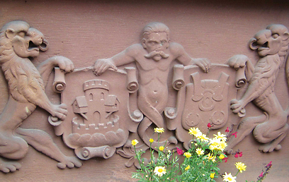 צמד האריות המגינים על הקיסר - סמל עיירת התיירות והיין קייזרברג (צילום: מוטי רוזן) (צילום: מוטי רוזן)