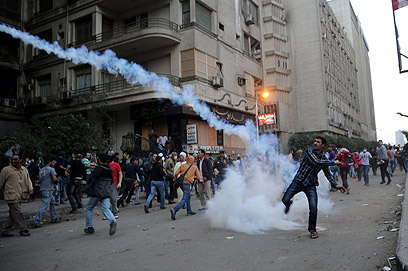 הפגנות נגד מורסי מול בית המשפט העליון בקהיר (צילום: MCT) (צילום: MCT)