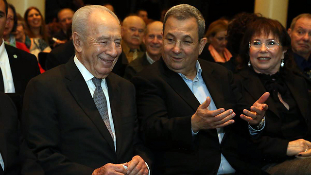 Peres with Ehud Barak (Photo: Shaul Golan)