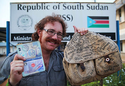 גרהאם הוג'ס עם התרמיל והדרכון (צילום: AFP) (צילום: AFP)