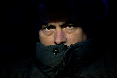 ז'וזה מוריניו סובל מהקור. חושב כבר על אתלטיקו (צילום: AP) (צילום: AP)