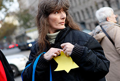 מפגינה עונדת טלאי צהוב (צילום: רויטרס) (צילום: רויטרס)