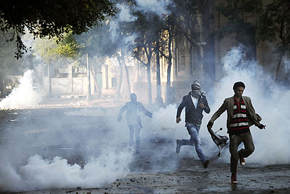 מתנגדי מורסי בטוחים: הצווים נועדו לפגוע במערכת המשפט (צילום: AFP) (צילום: AFP)