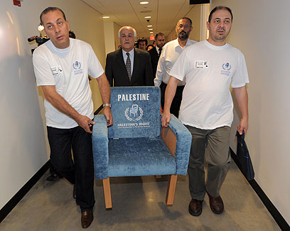 השגריר הפלסטיני באו"ם והכיסא שעליו הוא עתיד לשבת (צילום: AFP) (צילום: AFP)