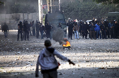 אזור כיכר תחריר, היום. גם מהומות עדיין יש פה ושם (צילום: AFP) (צילום: AFP)