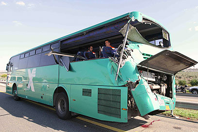 האוטובוס שנפגע בתאונה. חלבי ישב במושב האחורי (צילום: עידו ארז) (צילום: עידו ארז)