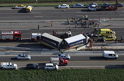 התאונה השנייה, שבה היו מעורבות שלוש משאיות (צילום: Lowshot) (צילום: Lowshot)