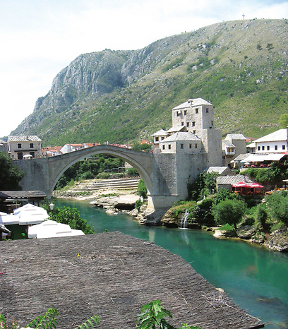 "סטארי-מוסט", הגשר הידוע של מוסטאר, הוקם במאה ה-16 על ידי הטורקים והחזיק מעמד עד שנת 1993, אז הפציצו אותו כוחות לאומניים קרואטים. הגשר שוחזר בדקדקנות בשנת 2004, בין השאר בזכות צוללים שהעלו את שבריו ממימי הנהר (צילום: עמית מורלי, טבע הדברים) (צילום: עמית מורלי, טבע הדברים)