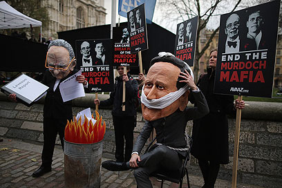 מפגינים בבריטניה מוחים על כוחו של מרדוק על פני הממשלה (צילום:  gettyimages) (צילום:  gettyimages)