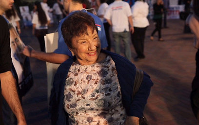 אמה של שלי יחימוביץ' הגיעה להצביע בתל-אביב (צילום: מוטי קמחי ) (צילום: מוטי קמחי )